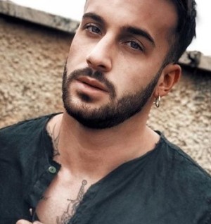 ragazzo gay occhi chiari